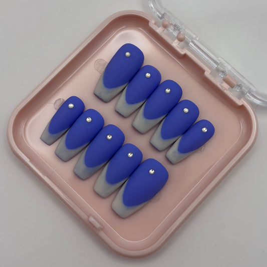 Extensions ongles press on Eléa de la marque Onailsbymanon, avec design français élégant, posé sur une surface neutre.
