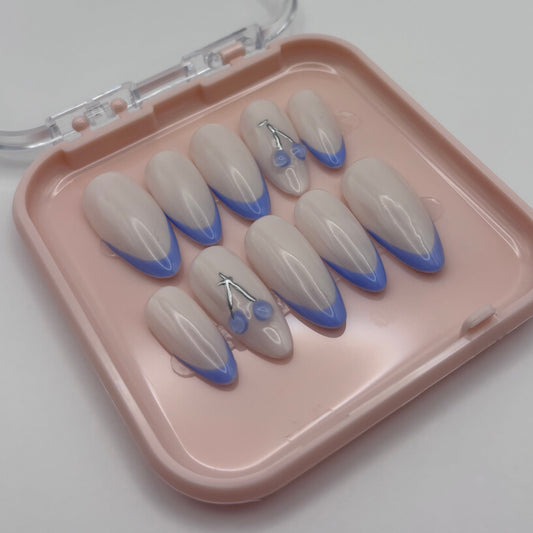 Extensions d'ongles press on Elisa Cerises 3D de Onailsbymanon, avec motifs de cerises en relief.