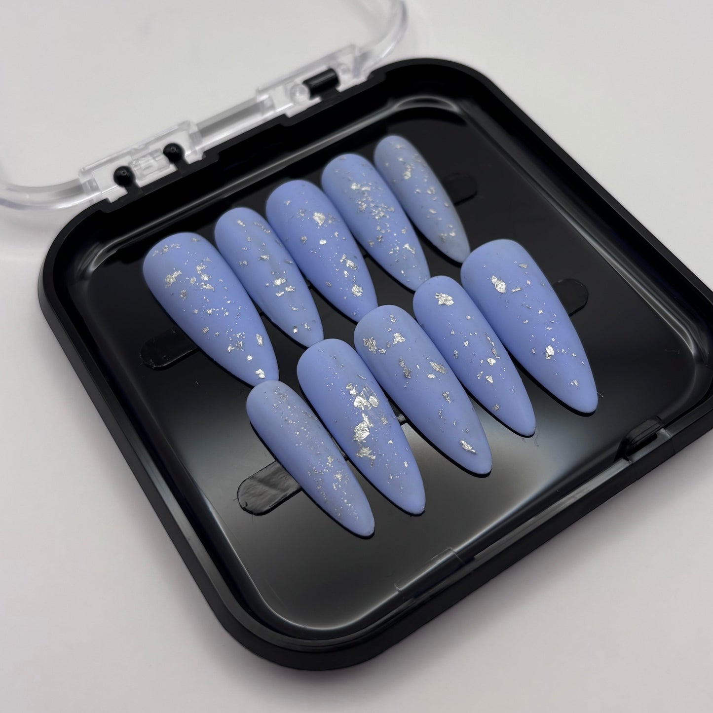 Flocons d'argent Azélia, ongles en press-on de la marque Onailsbymanon, visibles en image.