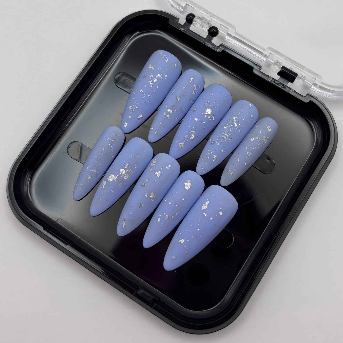 Flocons d'argent Azélia, press-on, pour ongles, par Onailsbymanon, à appliquer sur les ongles pour un effet brillant.