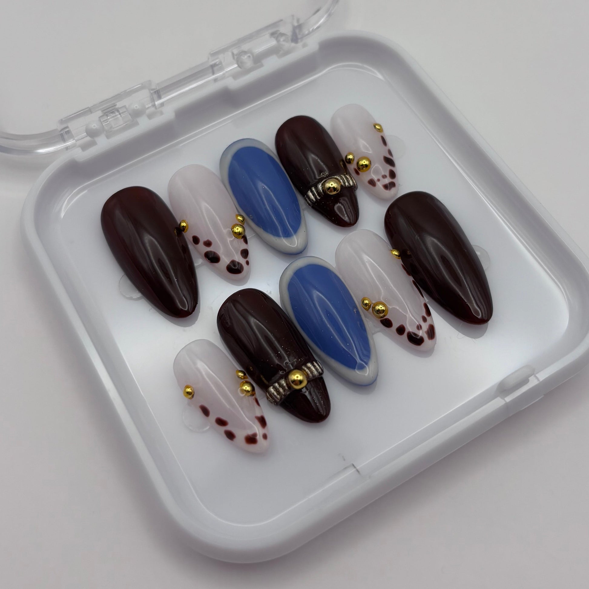 Extensions d'ongles press on Victoria - Glossy 3D de Onailsbymanon, finition brillante et design en relief.