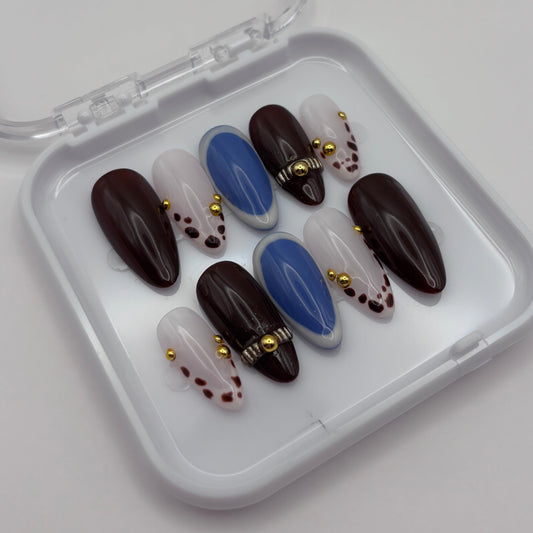 Extensions d'ongles press on Victoria - Glossy 3D de Onailsbymanon, finition brillante et design en relief.