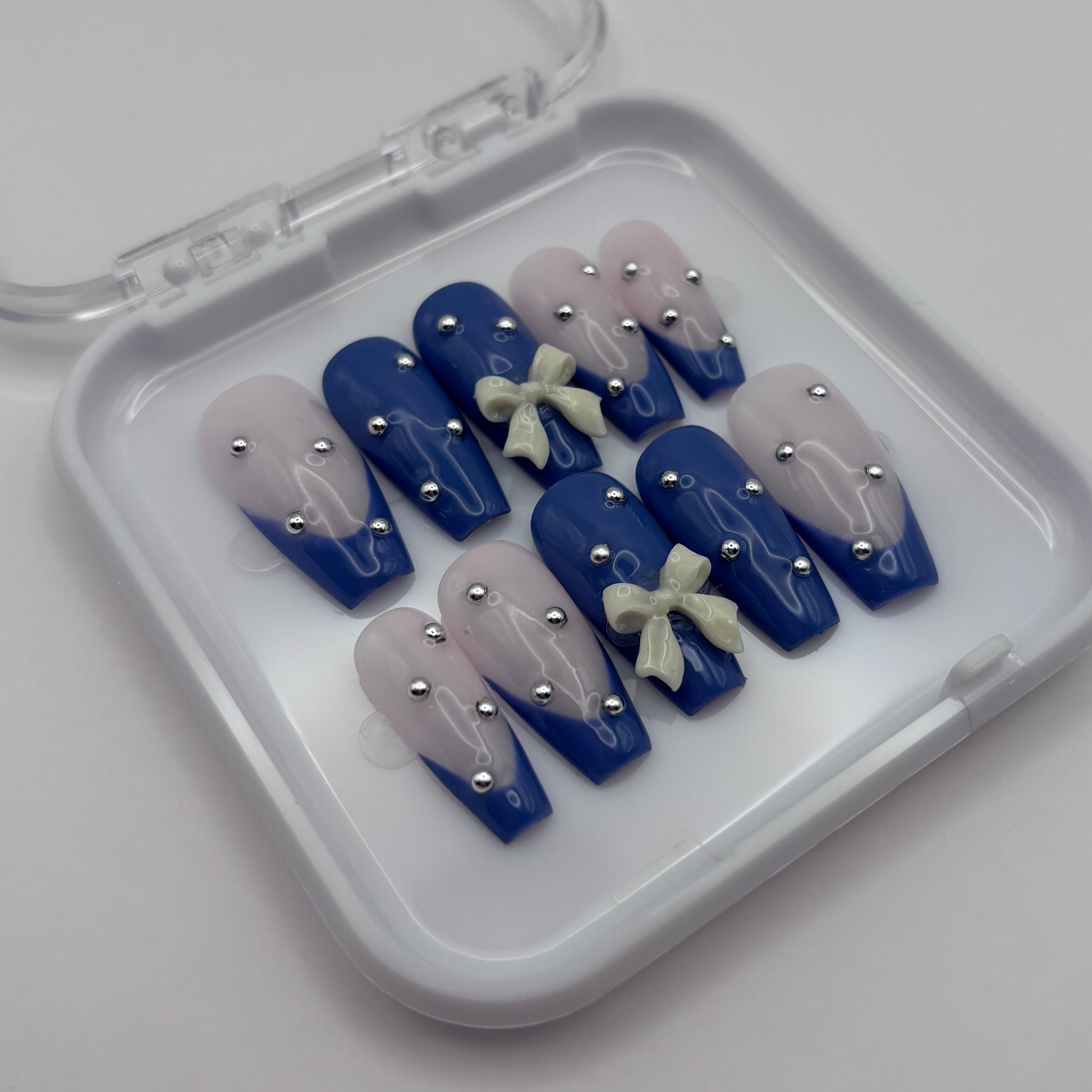 Nœud 3D Adèle, ongles press on de la marque Onailsbymanon, avec design élégant et détails en relief visible sur l'ongle.