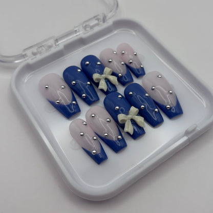 Nœud 3D Adèle, ongles press on de la marque Onailsbymanon, avec design élégant et détails en relief visible sur l'ongle.