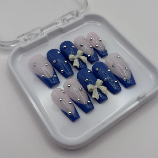 Nœud 3D Adèle, ongles press on de la marque Onailsbymanon, avec design élégant et détails en relief visible sur l'ongle.