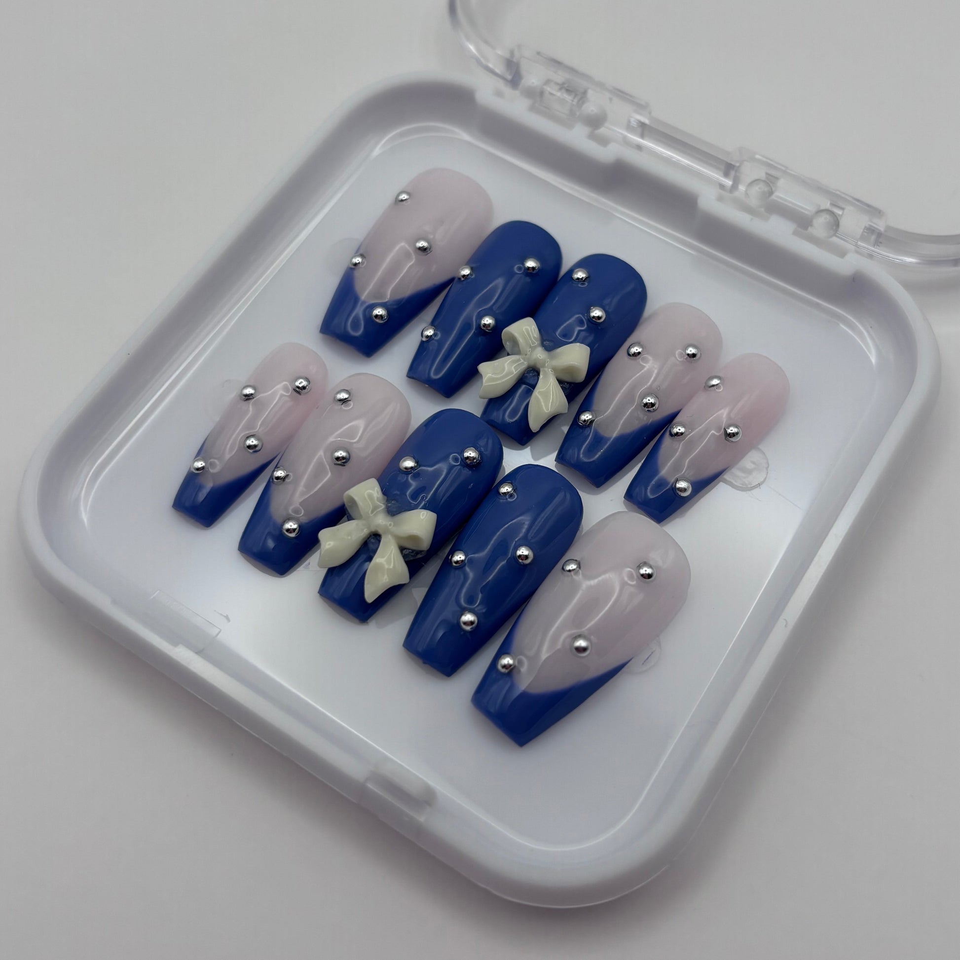 Nœud 3D Adèle, press on pour ongles, création élégante par Onailsbymanon, image de design nail art sophistiqué.