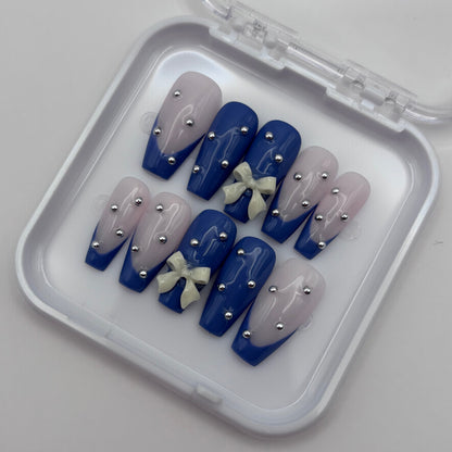 Extensions d'ongles press-on Adèle avec nœud 3D par Onailsbymanon, finition élégante et sophistiquée.