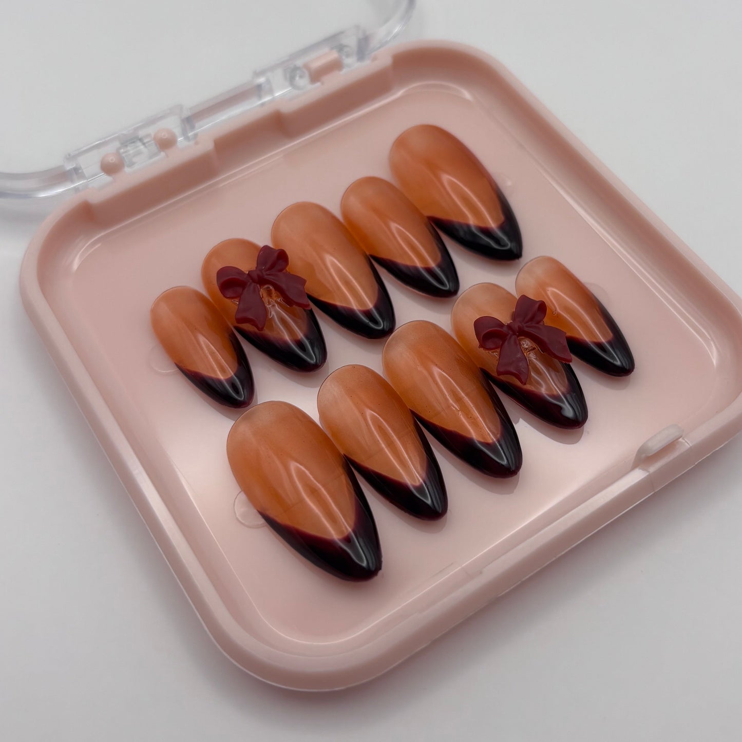 Extensions d'ongles press on Ambre de la marque Onailsbymanon, avec design élégant et finition brillante visible sur l'image.