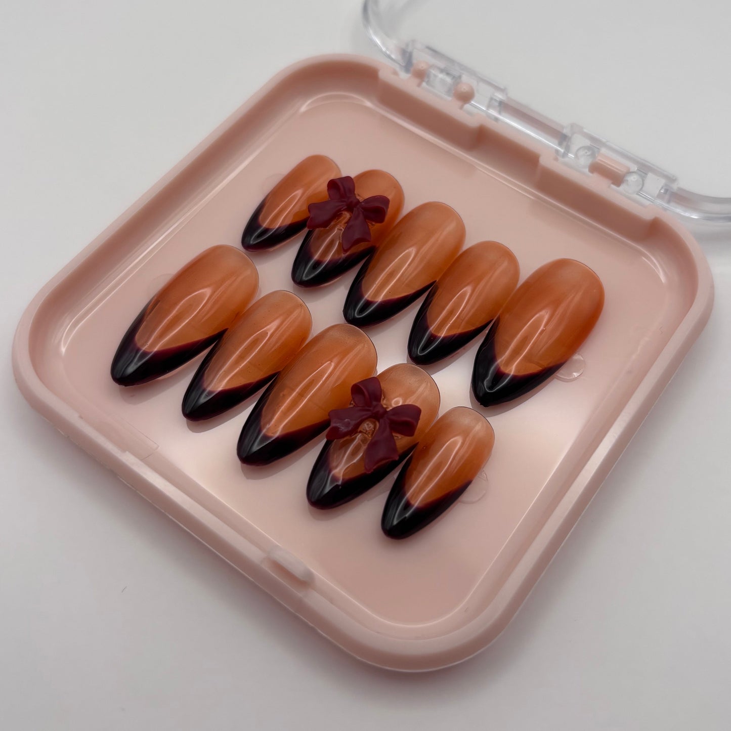 Cliché d'ongles press on Ambre de la marque Onailsbymanon, avec design élégant et finition brillante.