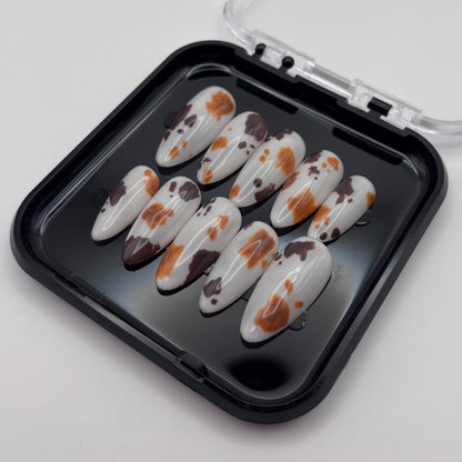 Extensions ongles Sienna en press on à motif vache, avec design naturel et facile à appliquer par Onailsbymanon.