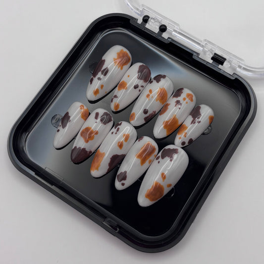 Extensions de faux ongles Sienna Cow Print de Onailsbymanon, press on avec motif vache noir et blanc, pour un look tendance.