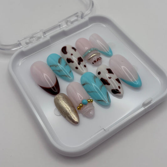 Extensions de faux ongles press on Dakota - Western 3D, par Onailsbymanon, montrant des détails de design 3D et finition élégante.