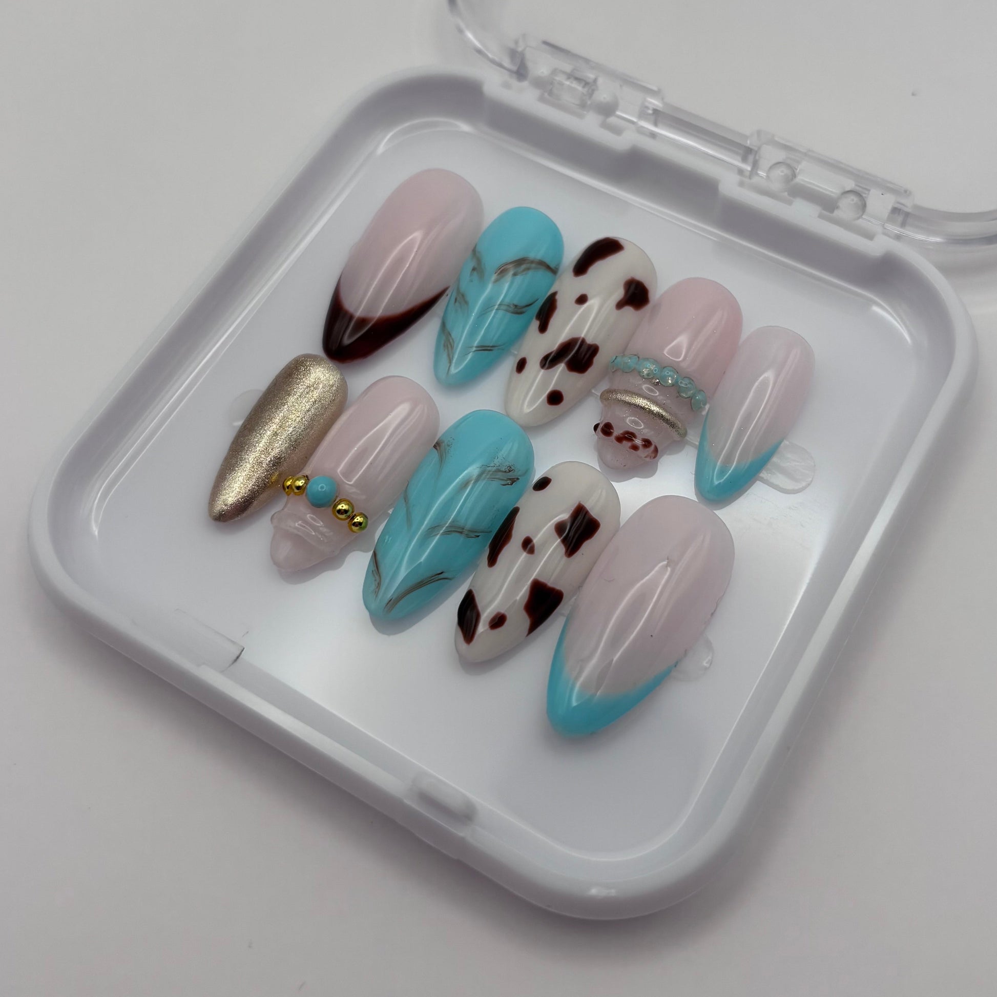Press-on ongles Dakota Western 3D de Onailsbymanon, design élégant avec détails 3D, visibles sur l'image.