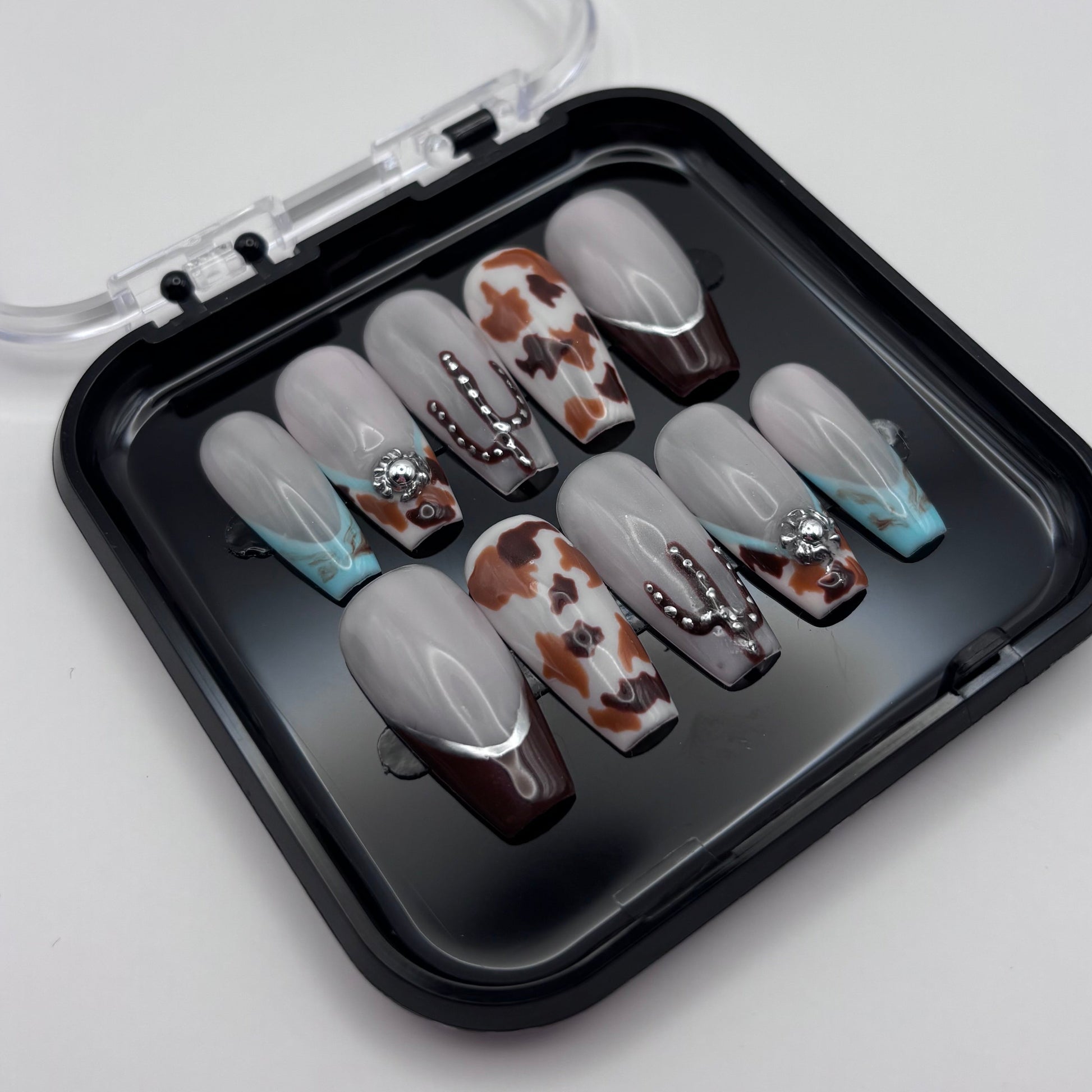 Extensions d'ongles press on Bonnie - Western 3D de Onailsbymanon, avec design 3D détaillé sur ongles artificiels.