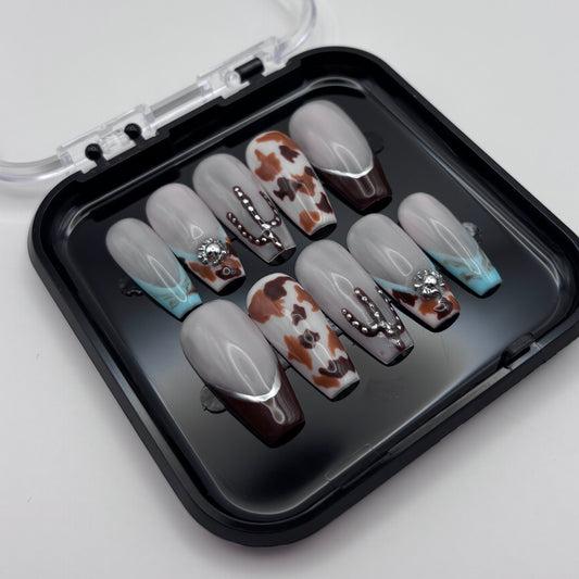 Extensions d'ongles press on Bonnie - Western 3D de Onailsbymanon, avec design 3D détaillé sur ongles artificiels.