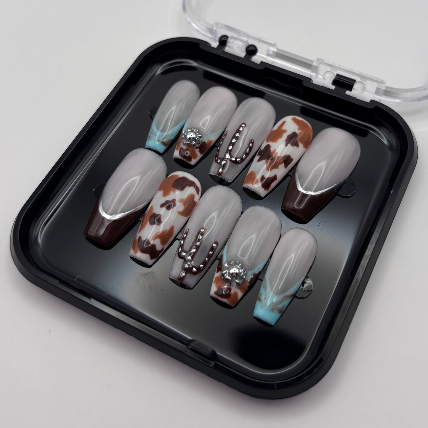 Extensions de faux ongles Western 3D Bonnie, press-on de la marque Onailsbymanon, avec design détaillé et relief.