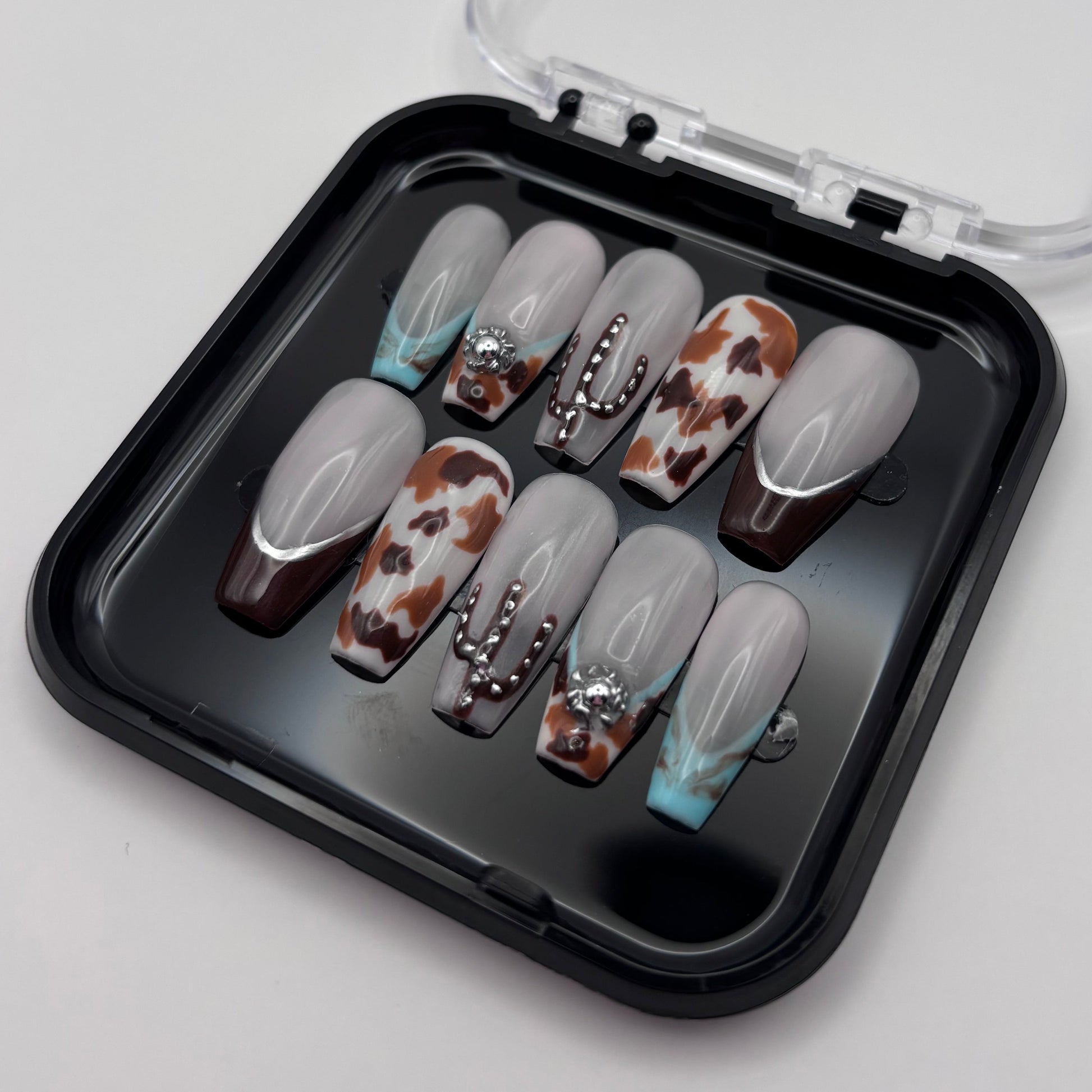 Extensions de faux ongles Western 3D Bonnie, press-on de la marque Onailsbymanon, avec design détaillé et relief.