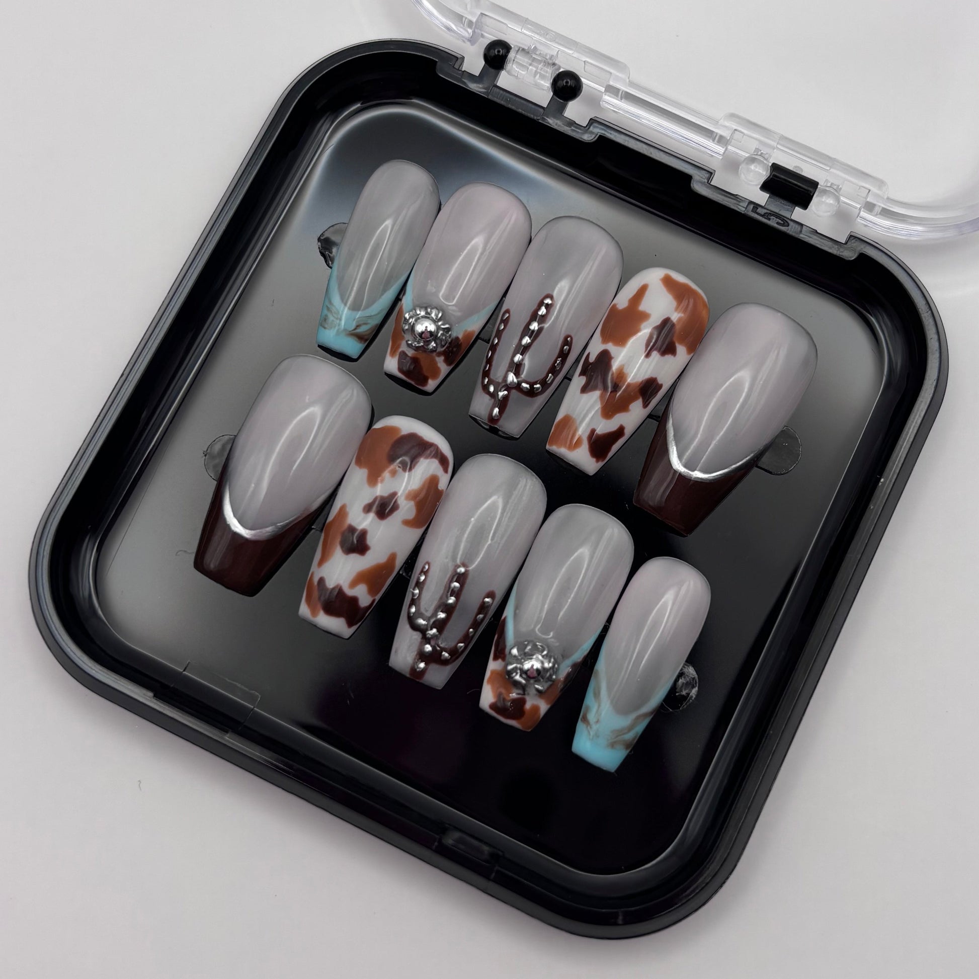 Extensions d'ongles press on Bonnie - Western 3D de Onailsbymanon, avec design 3D détaillé pour un look élégant.